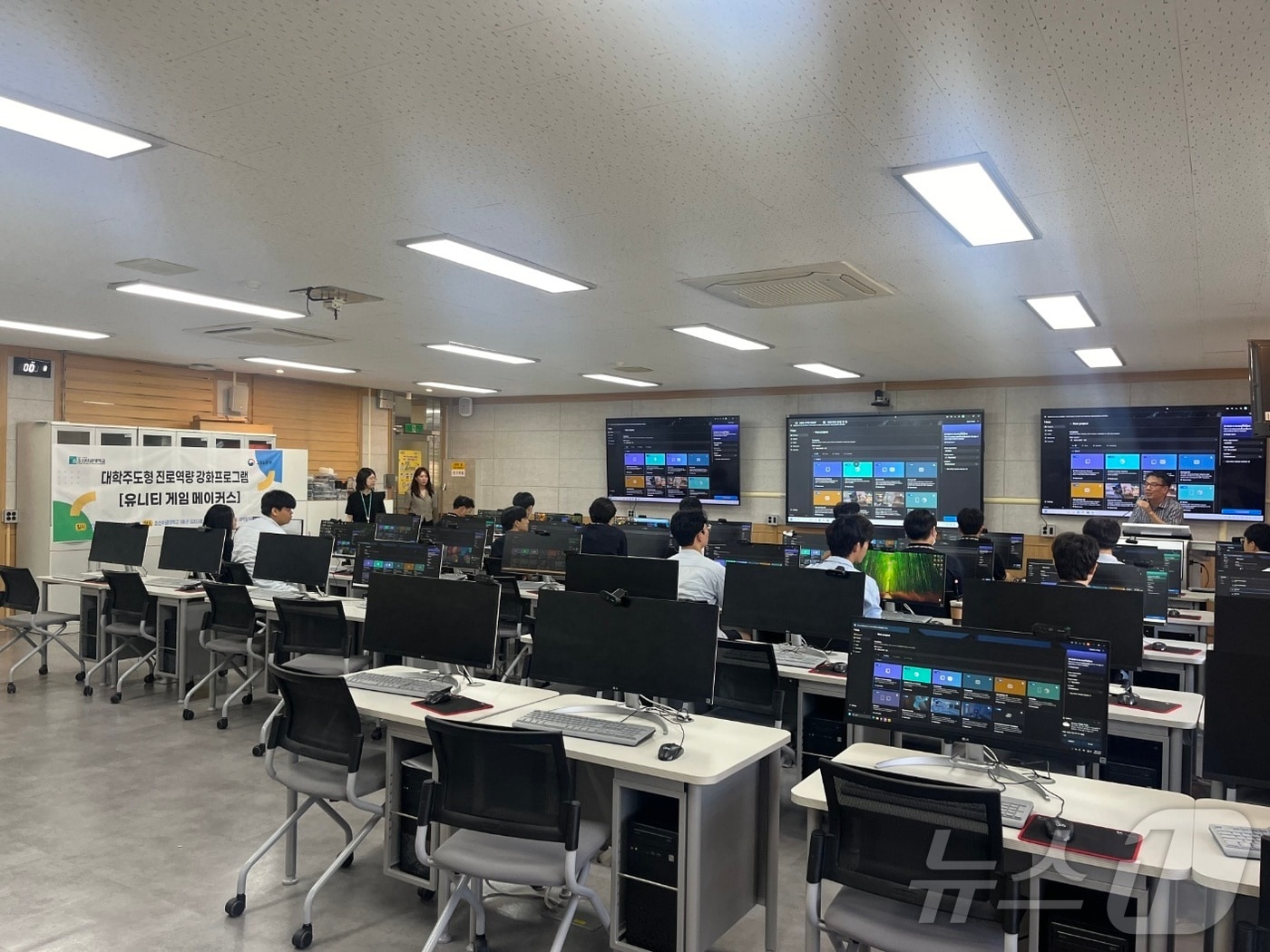 조선이공대 대학일자리플러스센터가 1일 광주공업고 전자과 학생들을 대상으로 진로역량 빌드업 특강을 진행하고 있다.&#40;조선이공대 제공. 재배포 및 DB 금지&#41;