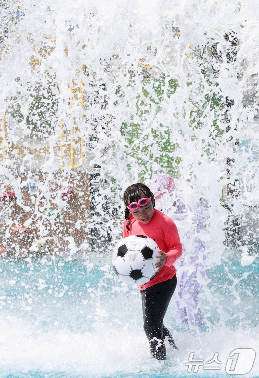 지난달 24일 오후 대전 대덕구 오정근린공원 물놀이장에서 어린이들이 더위를 식히고 있다. 2025.8.24/뉴스1 ⓒ News1 김기태 기자