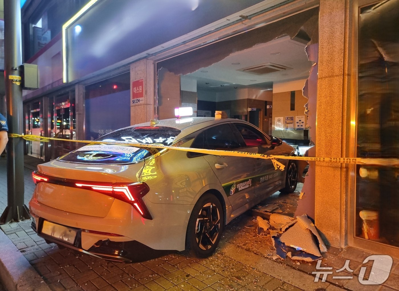 제천에서 병원 안으로 돌진한 택시.(독자 제공, 재판매 및 DB금지) /뉴스1  