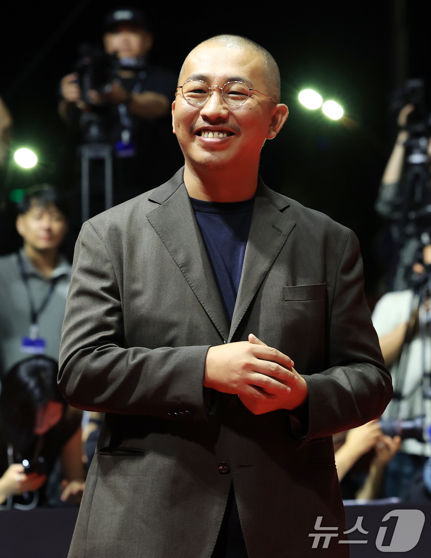 미야케 쇼 감독이 17일 오후 부산 해운대구 영화의전당에서 열린 ‘제30회 부산국제영화제’(BIFF) 개막식에 참석해 레드카펫을 밟고 있다. 2025.9.17/뉴스1 ⓒ News1 권현진 기자