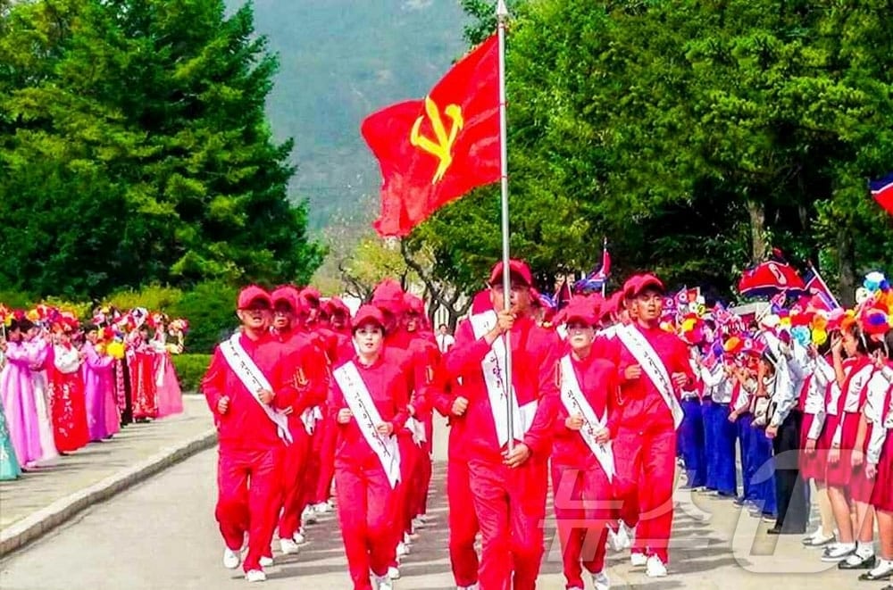 (평양 노동신문=뉴스1) = 북한 노동당 기관지 노동신문은 20일 “경애하는 김정은동지께 삼가 올리는 온 나라 전체 인민의 충성의 마음이 담긴 편지를 안고 편지이어달리기대열들이 수도 평양을 향하여 힘차게 달리고 있다”고 보도했다. [국내에서만 사용가능. 재배포 금지. DB 금지. For Use Only in the Republic of Korea. Redistribution Prohibited] rodongphoto@news1.kr