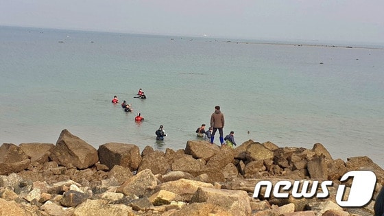 충남 당진시 석문방조제 인근에서 구조작업을 하는 해경. (자료사진) /뉴스1