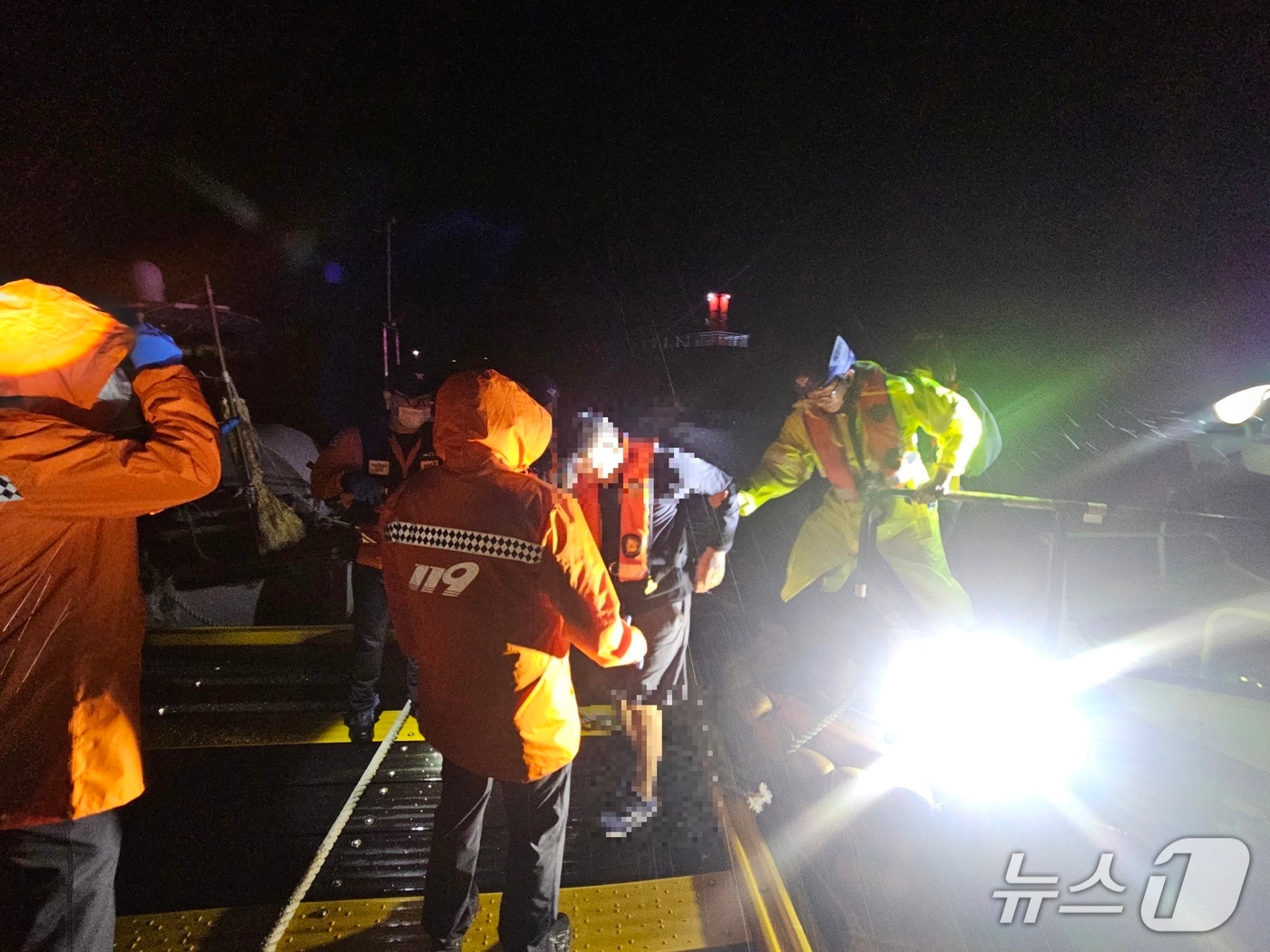 섬에서 발생한 응급환자를 긴급이송하는 해경(태안해경 제공) /뉴스1