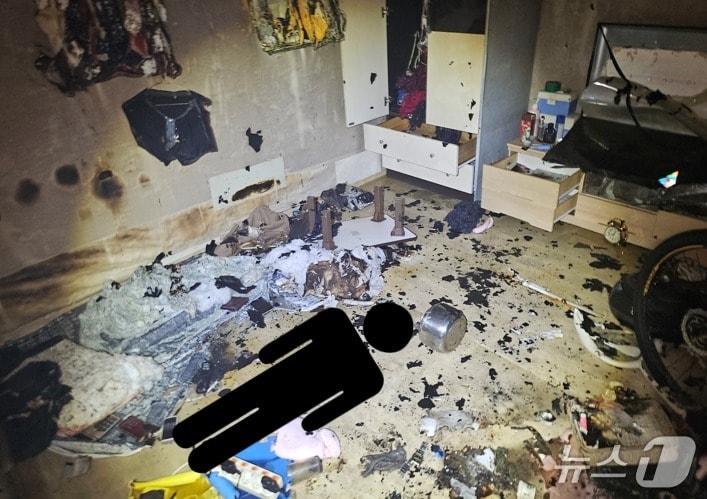 20일 오전 0시 11분쯤 서울 금천구 시흥동의 다세대주택에서 가스누출로 인한 화재가 발생했다. 사진은 구조대상자가 발견된 장소. 2025.09.20/뉴스1(금천소방서 제공)