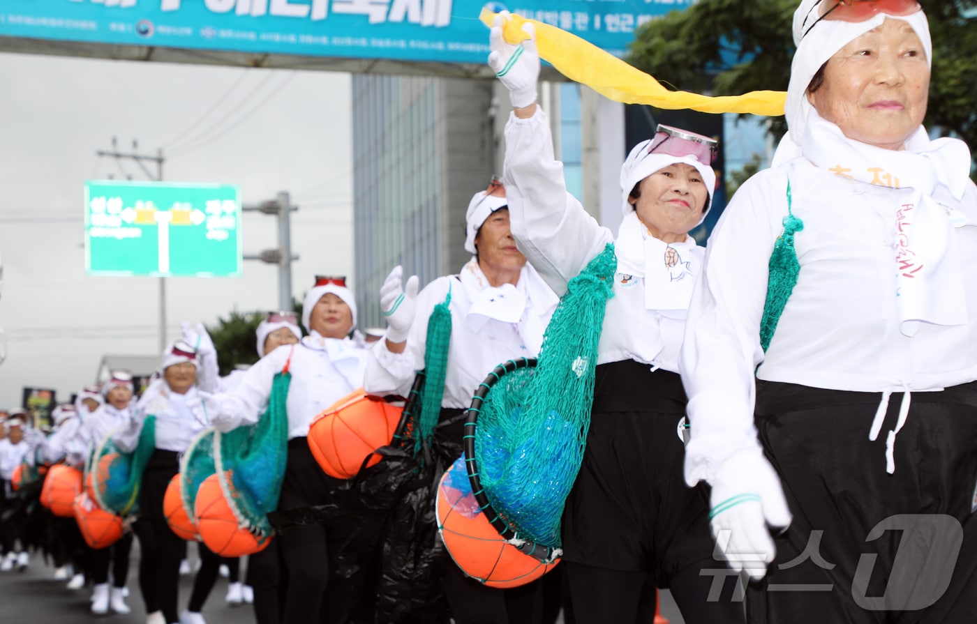 지난 9월20일 오전 제주시 구좌읍 제주해녀박물관 일대에서 제18회 제주해녀축제 개최를 기념하는 거리 퍼레이드가 펼쳐지고 있다. 2025.9.20/뉴스1 ⓒ News1 오미란 기자