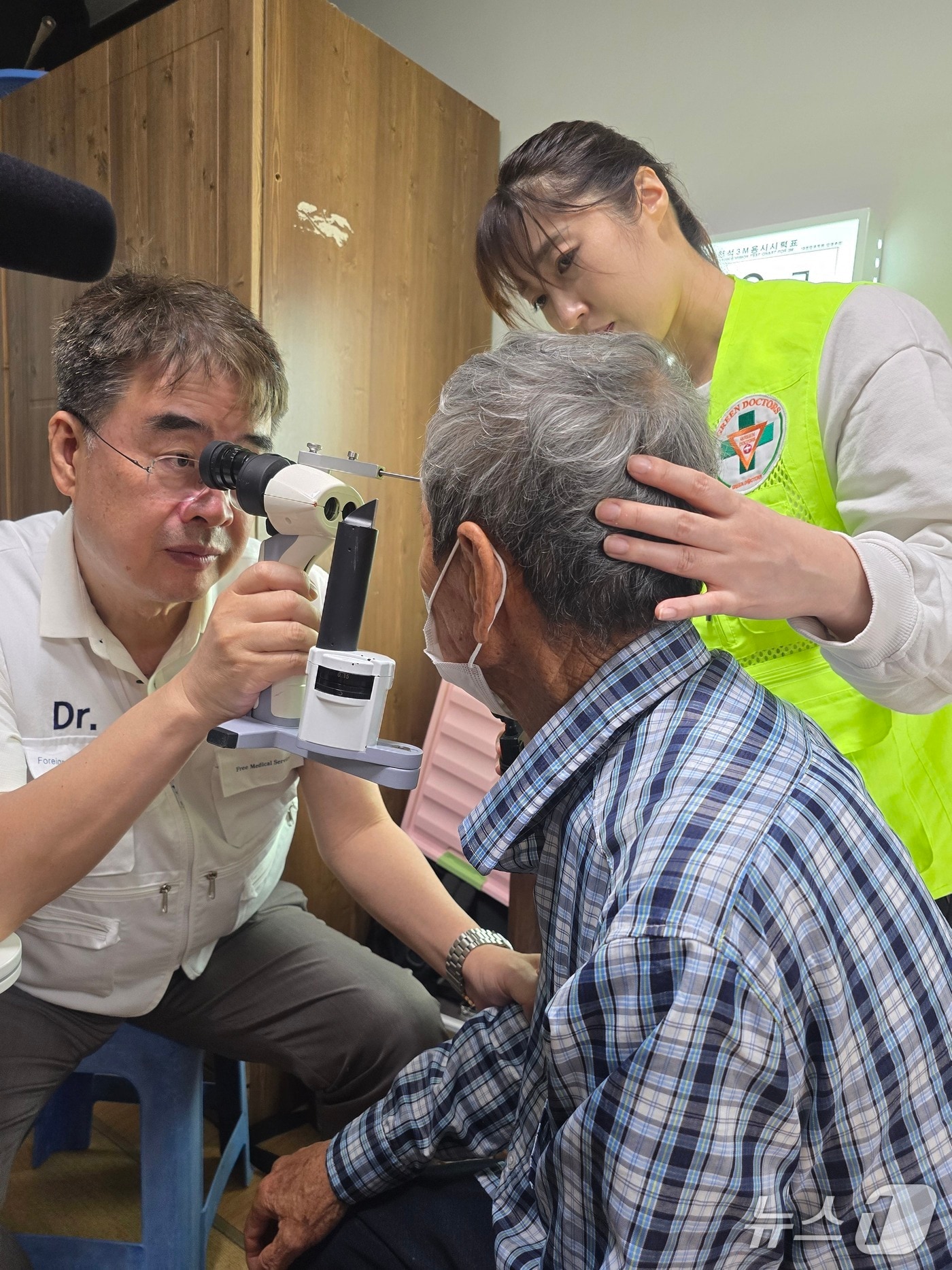 그린닥터스 정근 이사장(왼쪽)이 경남 통영 매물도를 방문해 주민들을 대상으로 진료를 하고 있다.(그린닥터스 제공. 재판매 및 DB금지)