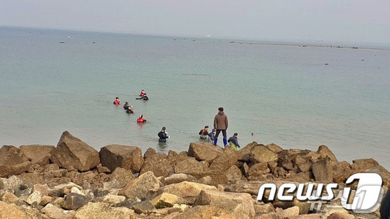 충남 당진시 석문방조제 인근에서 구조작업을 하는 해경. (자료사진) /뉴스1