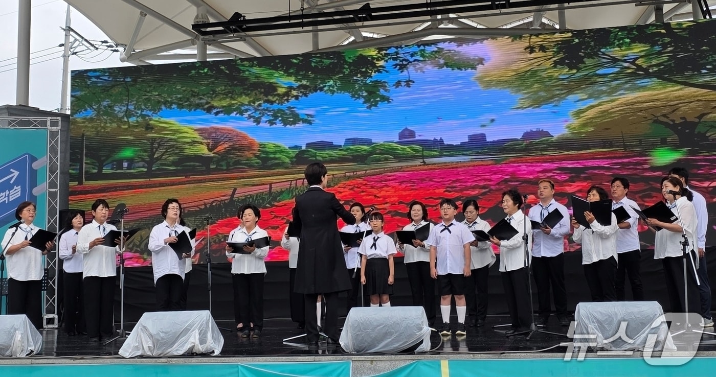 충북 괴산군 평생학습동아리가 19일과 20일 보은군 뱃들공원 일원에서 열린 2025 충북평생학습박람회에 참여해 합창 공연을 하고 있다.(괴산군 제공, 재판매 및 DB금지)/뉴스1