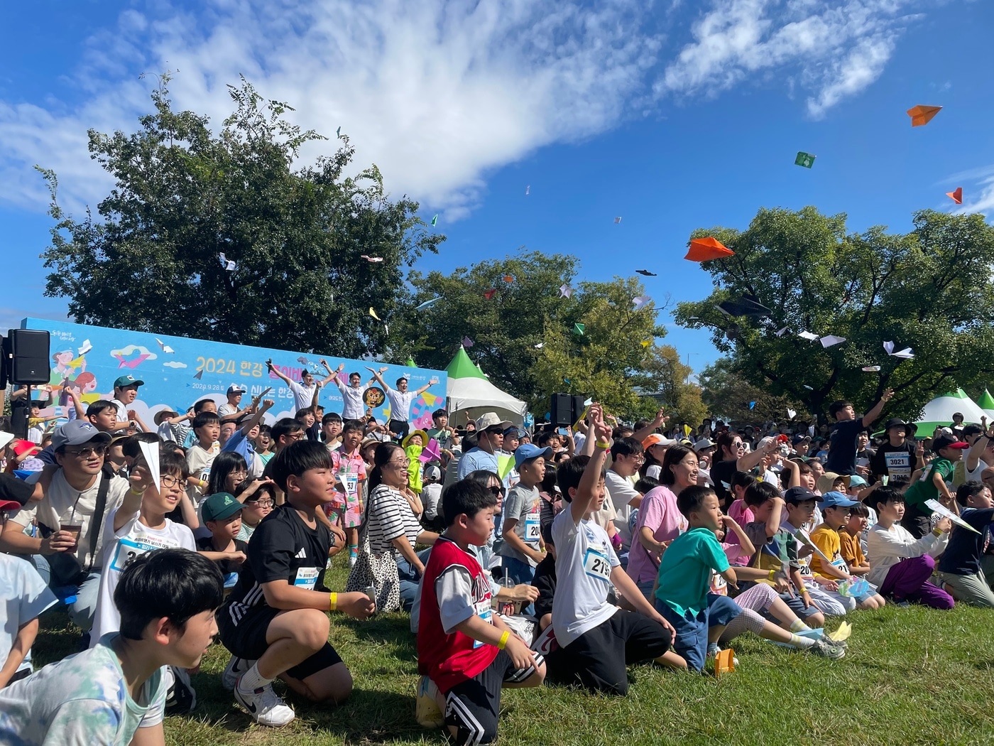 2024 한강 종이비행기 축제 함께 날리기 퍼포먼스(서울시 제공)