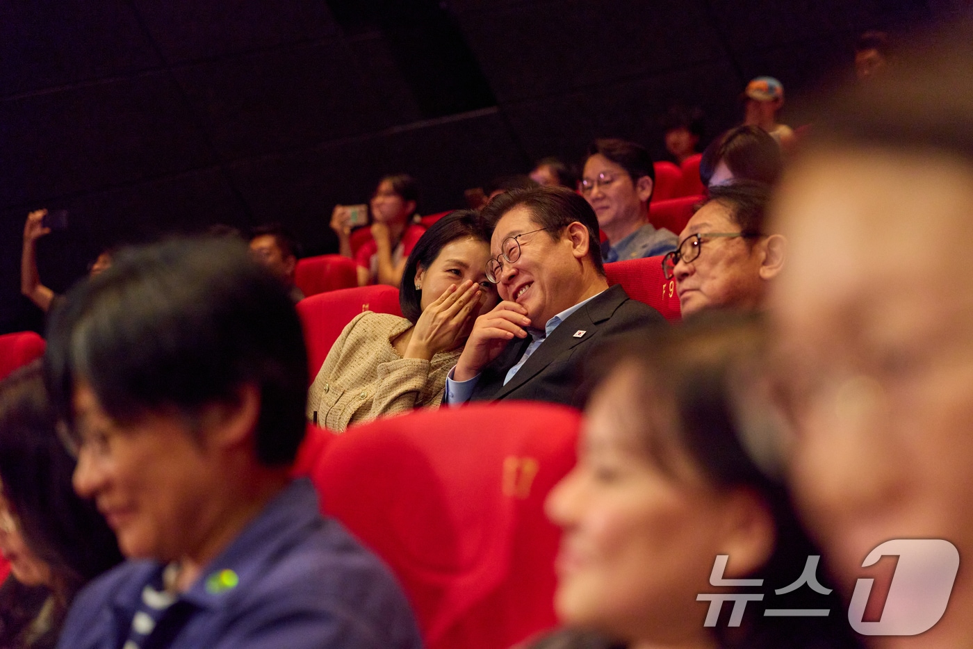 이재명 대통령과 김혜경 여사가 20일 부산 해운대구 영화의전당에서 부산국제영화제 공식상영작 '극장의 시간들' 관람하고 있다. (대통령실 제공. 재판매 및 DB 금지) 2025.9.20 ⓒ 뉴스1 허경 기자