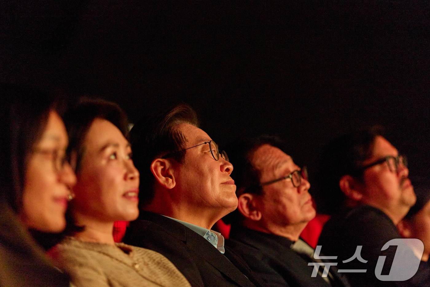 이재명 대통령과 김혜경 여사가 20일 부산 해운대구 영화의전당에서 부산국제영화제 공식상영작 '극장의 시간들' 관람하고 있다. (대통령실 제공. 재판매 및 DB 금지) 2025.9.20/뉴스1 ⓒ News1 허경 기자