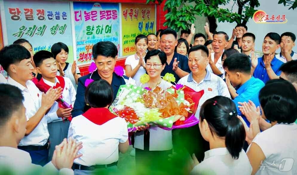 (평양 노동신문=뉴스1) = 북한 노동당 기관지 노동신문은 21일 '2025 세계레슬링선수권대회'에 출전한 한청송, 오경령, 원명경 선수가 우승한 소식은 "뜻깊은 올해를 노력적 성과로 빛내이기 위해 떨쳐나선 인민들의 신심과 용기를 한껏 북돋아 주고 있다＂고 보도했다. 사진은 열렬한 축하를 받고 있는 원명경 선수의 부모. [국내에서만 사용가능. 재배포 금지. DB 금지. For Use Only in the Republic of Korea. Redistribution Prohibited] rodongphoto@news1.kr