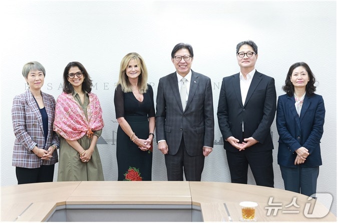 미국영화협회 접견 장면.(부산시 제공. 재판매 및 DB금지)