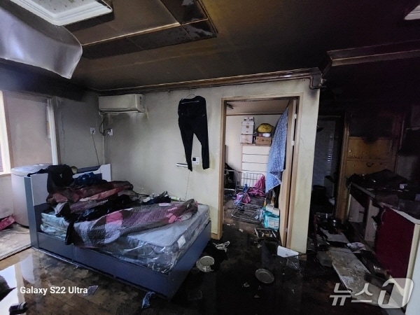 21일 오전 5시 41분께 전북 전주시 덕진구 진북동의 한 단독주택 2층에서 불이 났다.(전북소방본부 제공, 재판매 및 DB 금지)/뉴스1