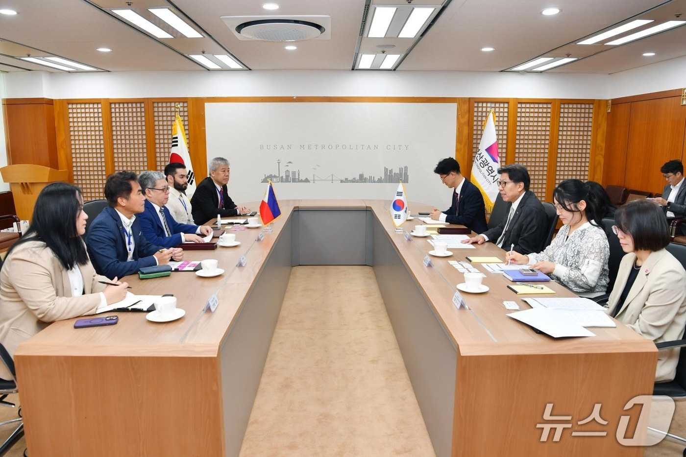 박형준 부산시장이 필리핀 무역사절단 만나 상호 무역·투자와 인적 교류를 논의하고 있다.(부산시 제공. 재판매 및 DB금지)