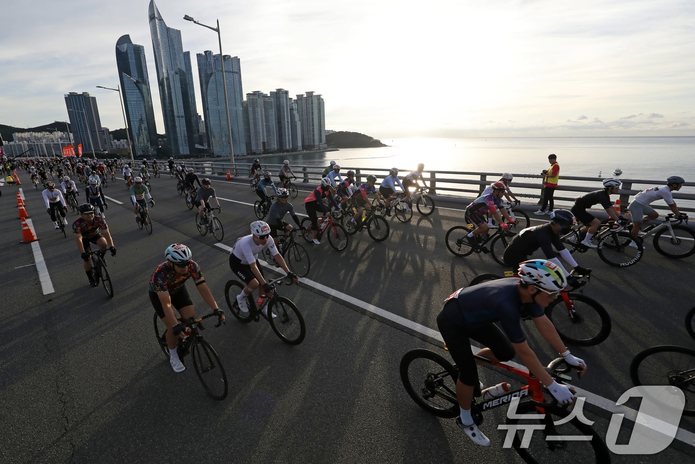 21일 오전 부산 광안대교 상판에서 '2025 세븐브릿지 투어'에 참가한 라이더들이 힘차게 출발하고 있다. 2025.9.21/뉴스1 ⓒ News1 윤일지 기자