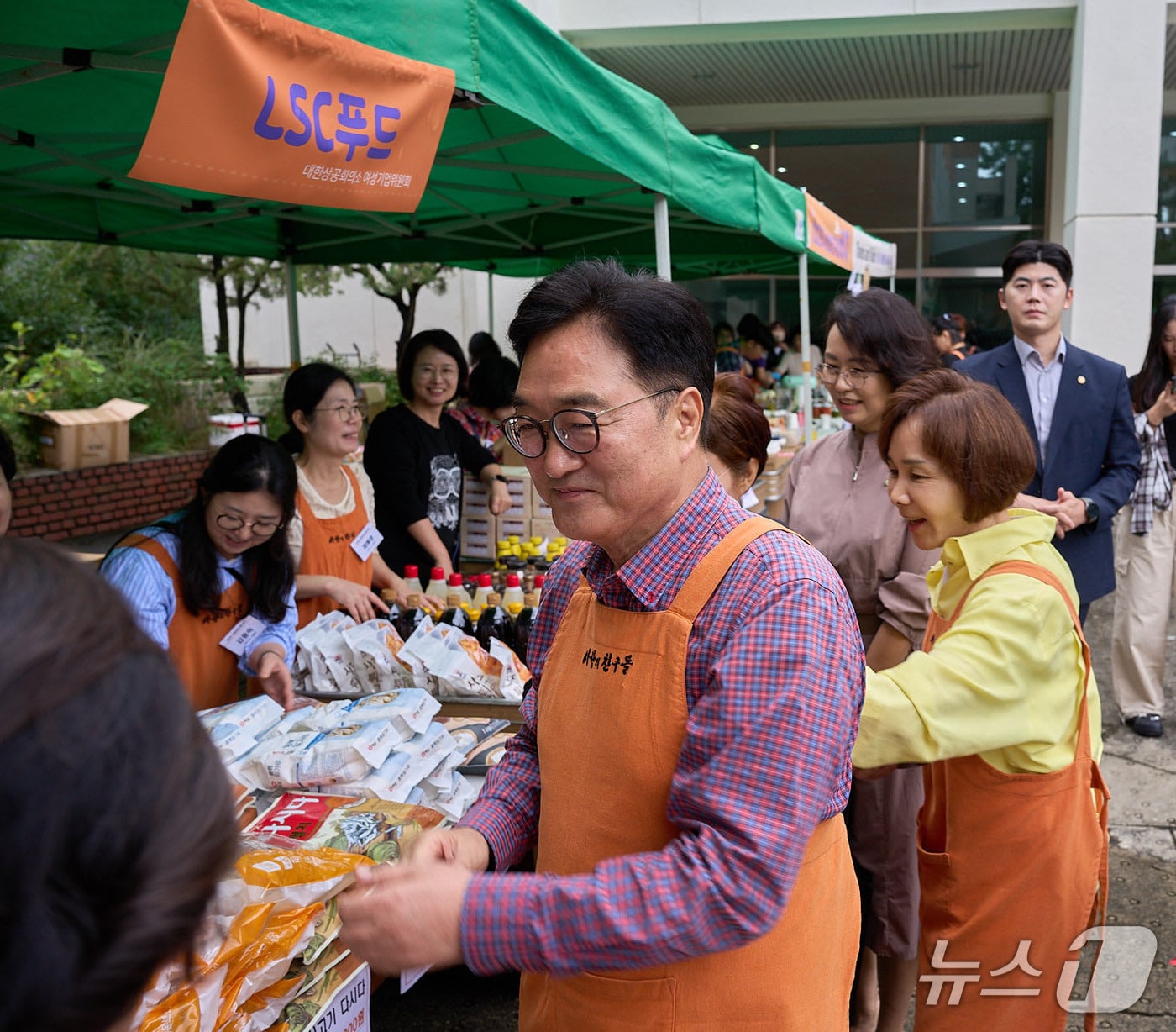 우원식 국회의장과 정기옥 대한상의 여성기업위원회 위원장이 사랑의 친구들 바자회에 참석해 자원봉사를 하고 있다(대한상의 제공)