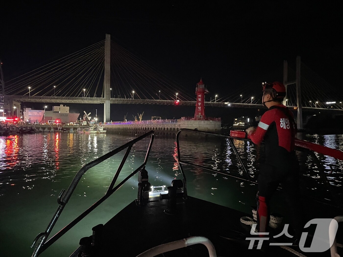 21일 여수해양경찰이 하멜등대 인근에서 해상으로 추락한 시민을 구조하기 위해 이동하고 있다. (여수해경 제공. 재판매 및 DB금지) 2025.9.21/뉴스1
