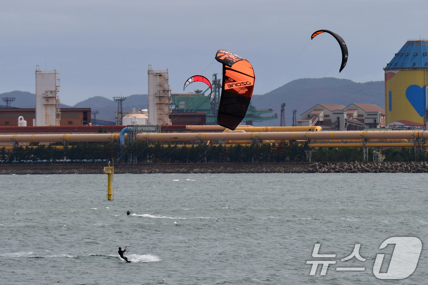 지난 21일 경북 포항시 송도해수욕장에서 카이트보드 회원들이 수면 위를 달리고 있다. 2025.9.21/뉴스1 ⓒ News1 최창호 기자