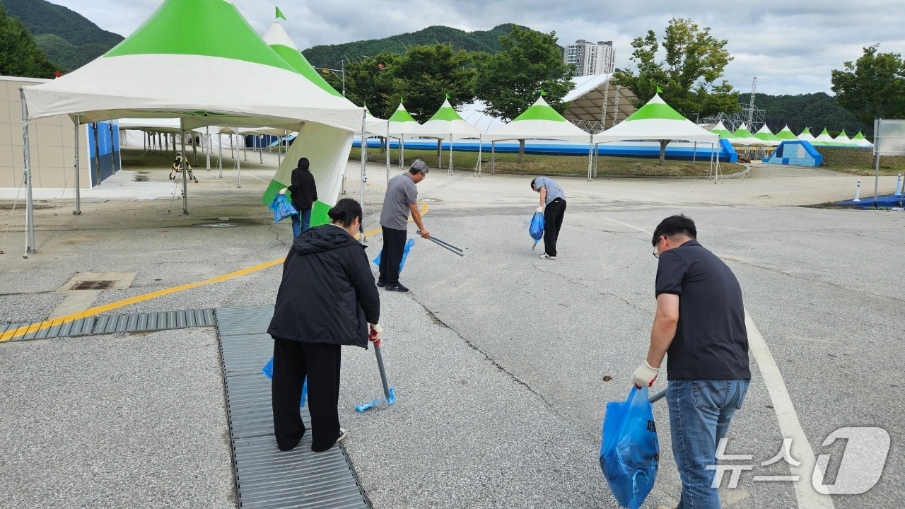 강원 정선군이 오는 10월 2일까지 관광지와 시가지를 중심으로 쓰레기 수거 등 대청소를 하는 국토대청결 활동에 나서고 있다. (정선군 제공. 재판매 및 DB금지) 2025.9.21/뉴스1