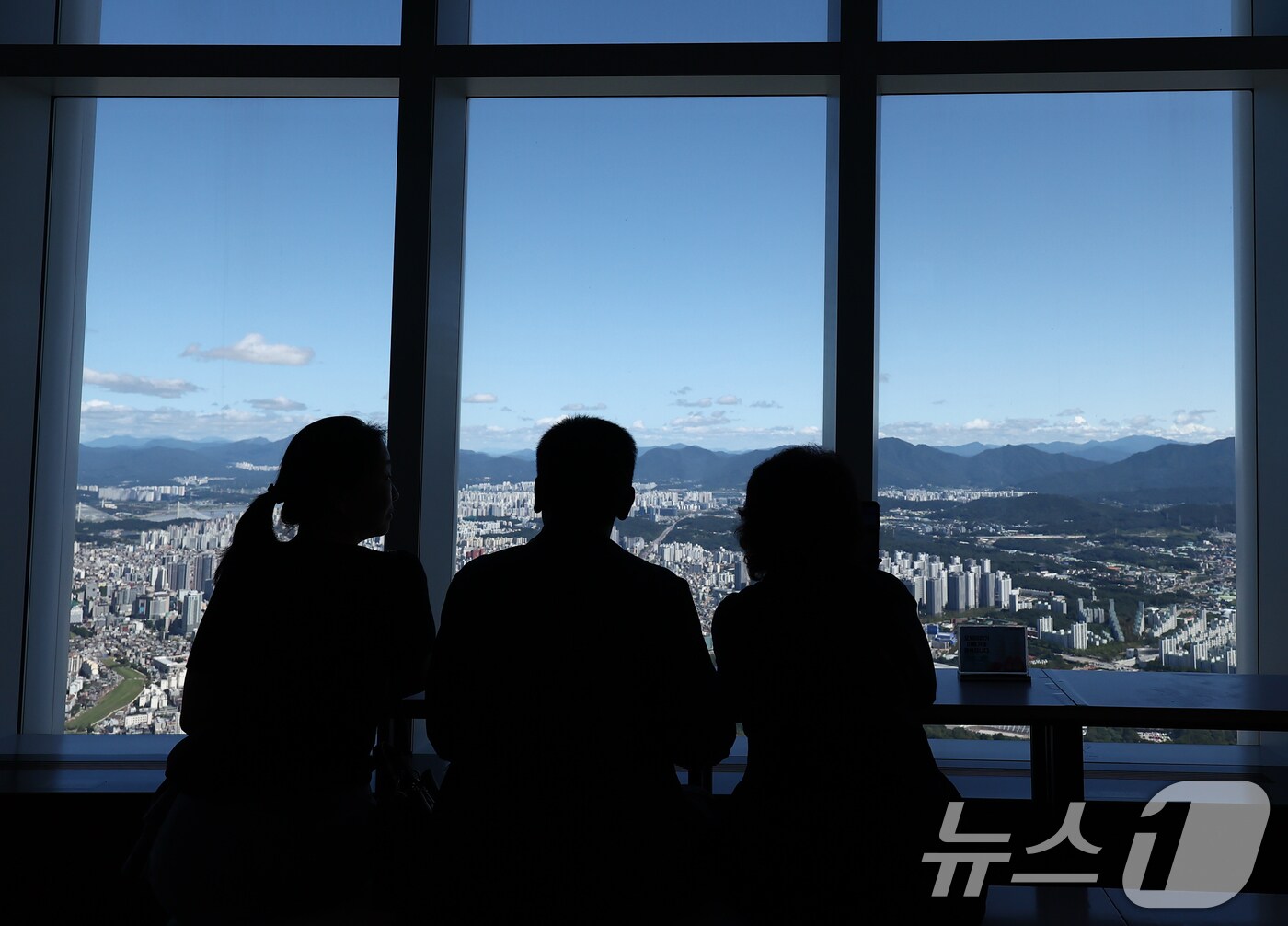 완연한 가을 날씨를 보인 지난 21일 서울 송파구 롯데월드 서울스카이 전망대에서 시민들이 맑은 하늘을 감상하고 있다. 2025.9.21/뉴스1 ⓒ News1 김민지 기자