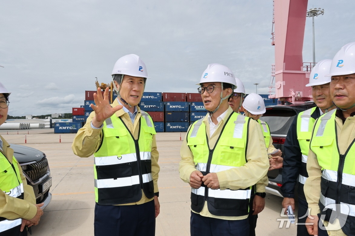 이강덕 포항시장(왼쪽)이 포항 영일만항을 방문한 전재수 해양수산부 장관에게 APEC 정상회의 기간 숙박크루즈 운영 지원에 대한 설명을 하고 있다.(포항시 제공. 재판매 및 DB 금지)