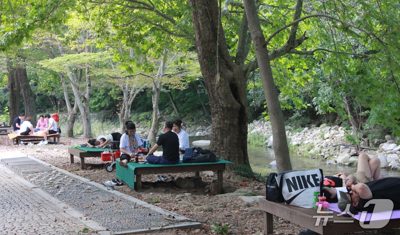 21일 오후 1시께 전북 김제시 모악산 도립공원 일대에 나들이객들이 휴식을 즐기고 있다. 2025.9.21/뉴스1 신준수 기자