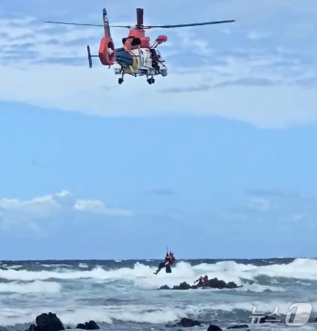 21일 오후 12시 7분쯤 경북 포항시 남구 호미곶 인근 갯바위 고립됐던 50대 남성 A 씨가 해경 항공구조대에 무사히 구조됐다. (포항해경제공, 재판매 및 DB금지) 2025.9.21/뉴스1 