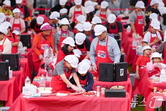 제19회 장수 한우랑 사과랑 축제&#39; 행사 중 아빠와 함께 토마토 스파게티 만들기 행사에 참여한 방문객들 모습.&#40;장수군 제공. 재판매 및 DB금지&#41;2025.9.21/뉴스1