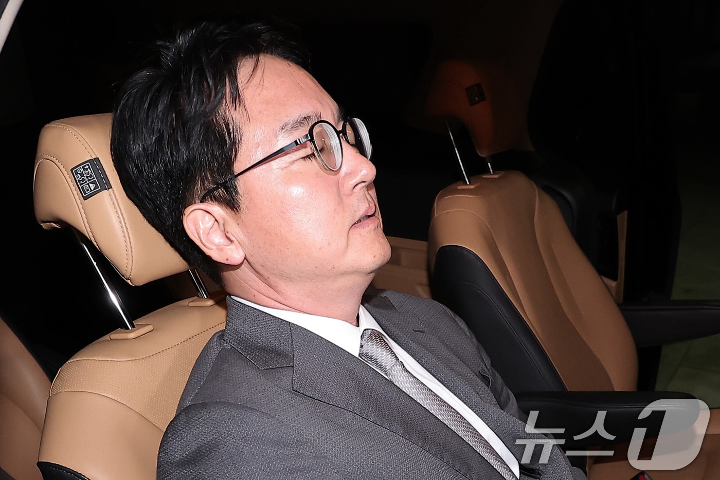 심우정 전 검찰총장이 22일 새벽 서울 서초구 서울고등검찰청에 마련된 내란 특검팀&#40;특별검사 조은석&#41; 사무실에서 피고발인 신분으로 조사를 받은 후 귀가하고 있다. 심 전 총장은 윤석열 전 대통령 구속취소 결정에 즉시 항고를 포기해 직권남용과 직무유기 혐의 등으로 고발된 바 있다./뉴스1 ⓒ News1 김성진 기자