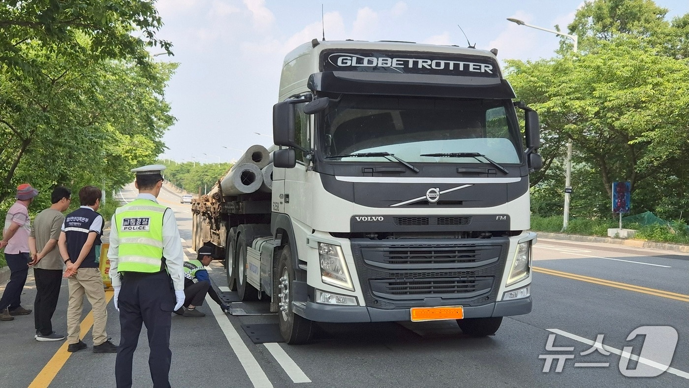 과적차량 단속 모습.(대전시 제공. 재판매 및 DB금지)/뉴스1