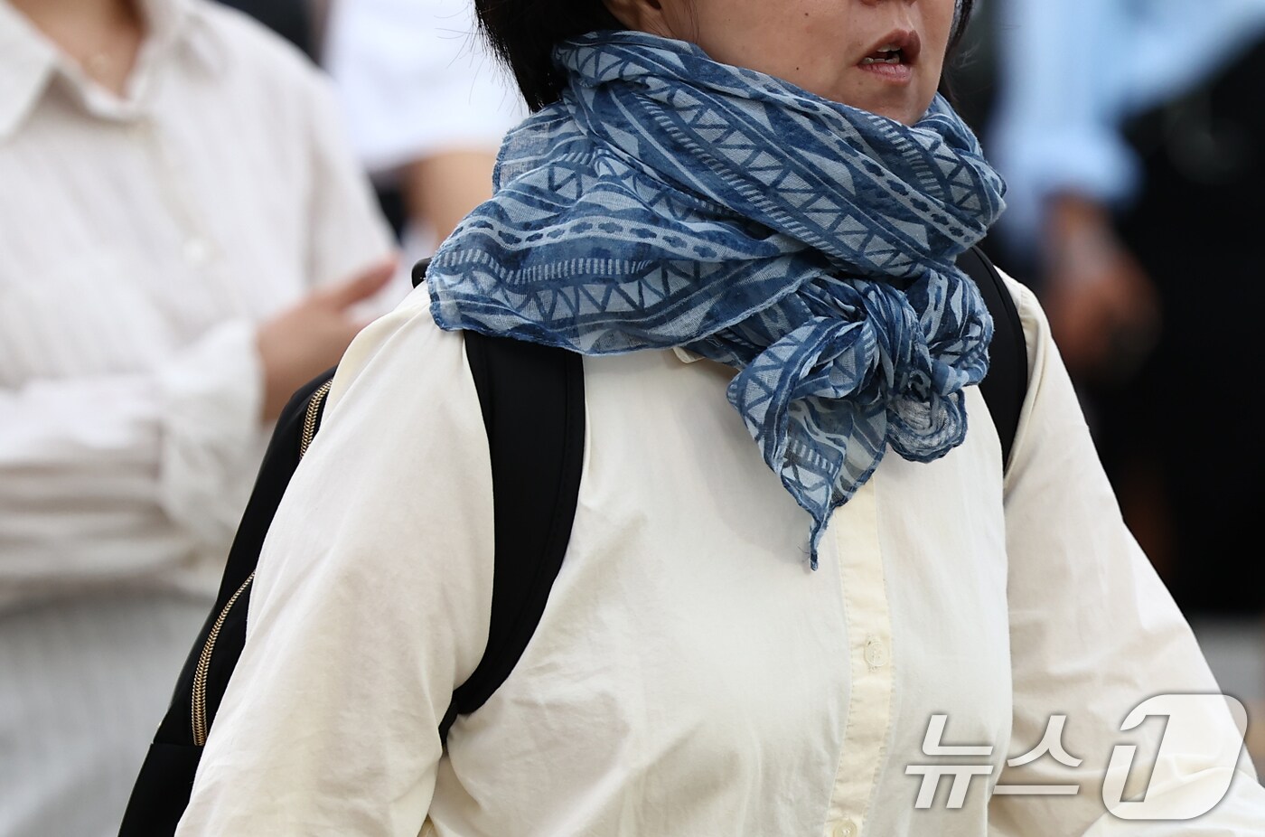 스카프를 한 시민이 발걸음을 옮기고 있다. 2025.9.22/뉴스1 ⓒ News1 김민지 기자