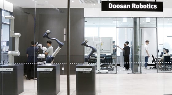 새롭게 조성된 ‘두산로보틱스 이노베이션 센터’의 연구개발 인력들이 기술 및 제품에 대한 논의를 진행하고 있다.(두산로보틱스 제공)