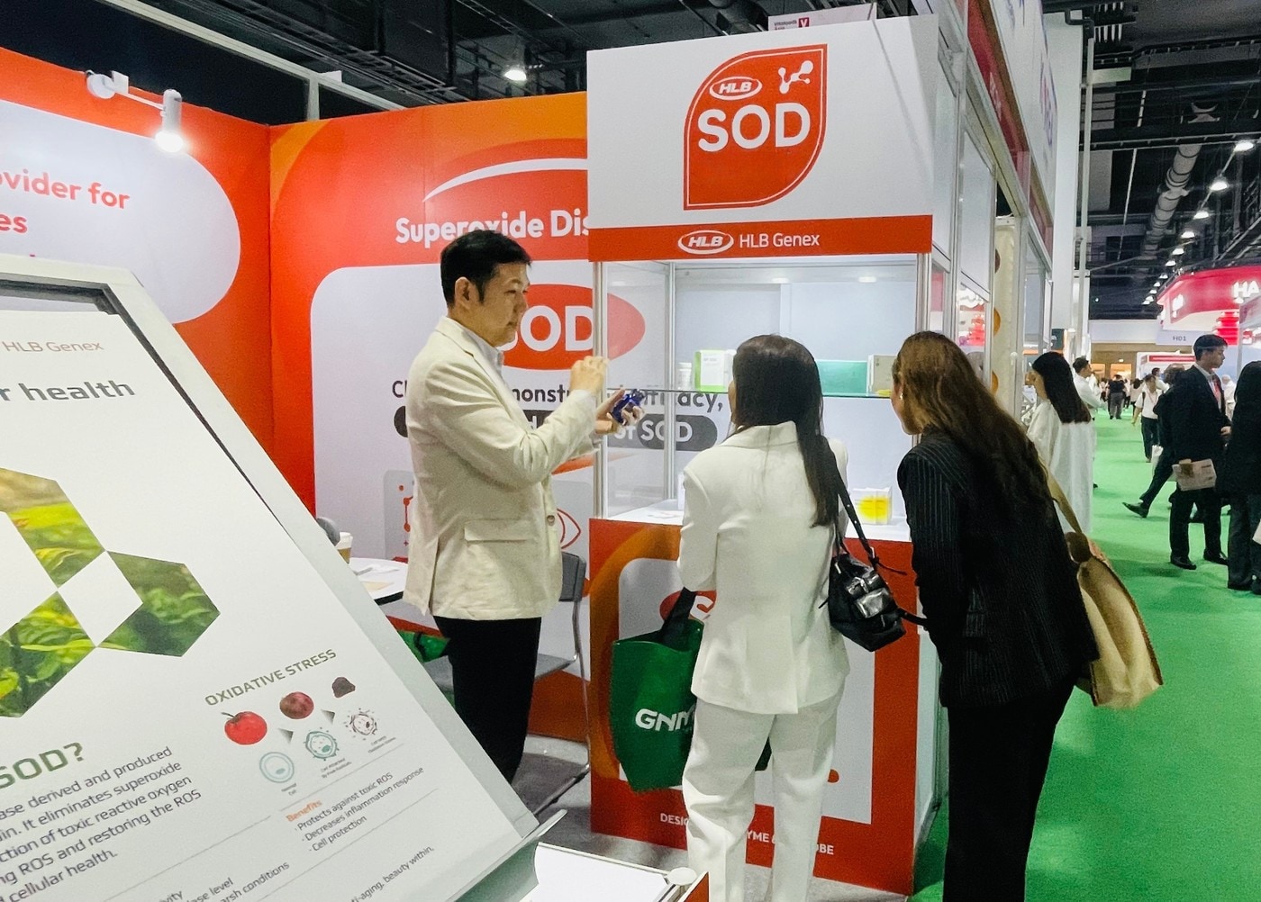 HLB제넥스 관계자가 '비타푸드 아시아 2025'에서 부스 방문객에게 SOD에 대해 소개하고 있다. (HLB제넥스 제공)