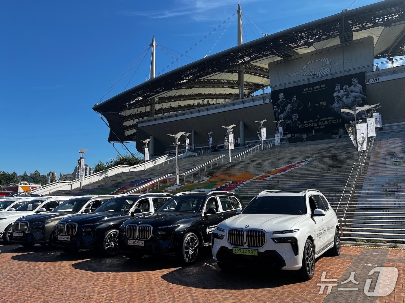 지난 13일부터 이틀간 서울 월드컵경기장에서 개최된 &#39;2025 아이콘 매치&#39;에서 코오롱 모터스가 의전 차량으로 제공한 BMW 스포츠유틸리티차&#40;SUV&#41; &#39;X7&#39;의 모습&#40;코오롱 모터스 제공&#41;. 2025.09.22.
