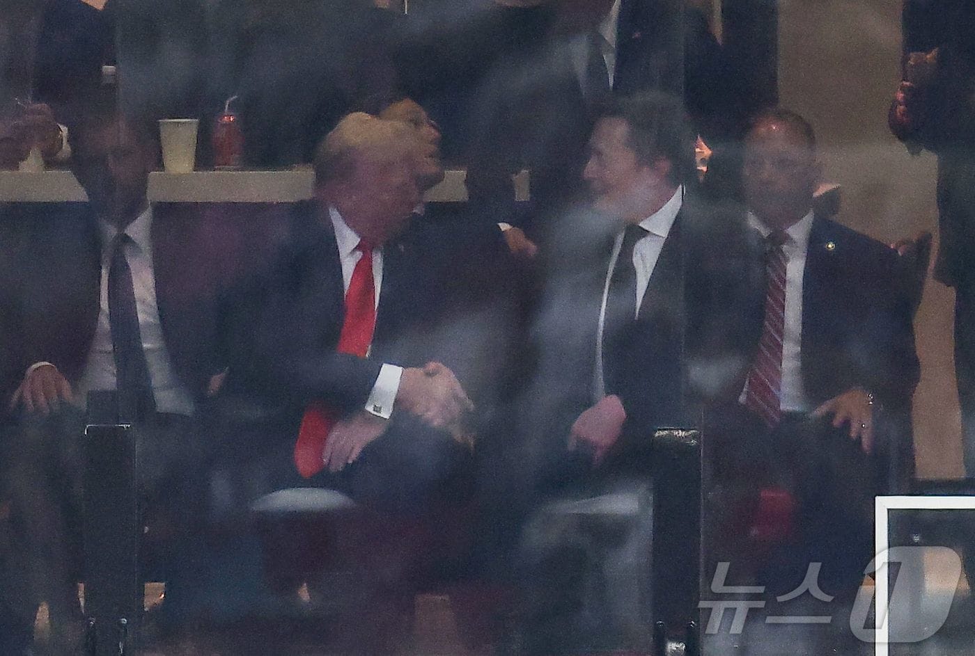 21잃&#40;현지시간&#41; 미국 애리조나 글렌데일 스테이트 팜 경기장에서 열린 찰리 커크 추모식에서 도널드 트럼프 미국 대통령과 일론 머스크 테슬라 최고경영자&#40;CEO&#41;가 악수를 나누고 있다. 2025.09.21. ⓒ AFP=뉴스1 ⓒ News1 권준언 기자