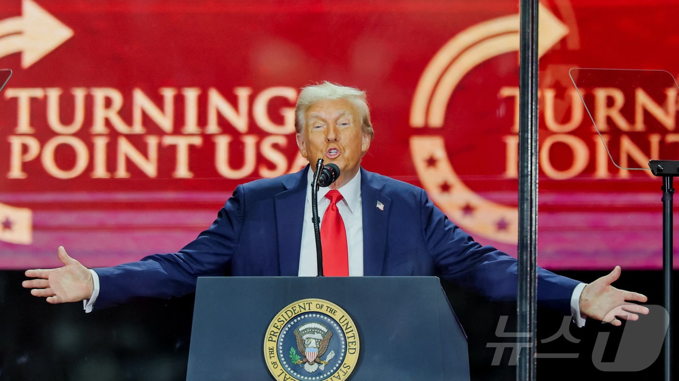 도널드 트럼프 미국 대통령이 21일&#40;현지시간&#41; 미국 애리조나 글렌데일 스테이트팜 경기장에서 열린 보수 청년 운동가 찰리 커크 추모식에서 연설하고 있다. 2025.09.21. ⓒ 로이터=뉴스1 ⓒ News1 권준언 기자