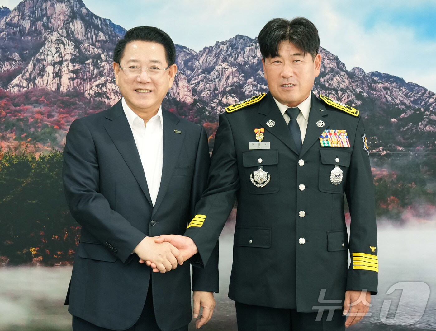 김영록 전라남도지사가 22일 도청 접견실에서 주영국 신임 전라남도 소방본부장과 면담을 마치고 기념촬영을 하고 있다.(전남도 제공. 재판매 및 DB금지)2025.9.22/뉴스1 