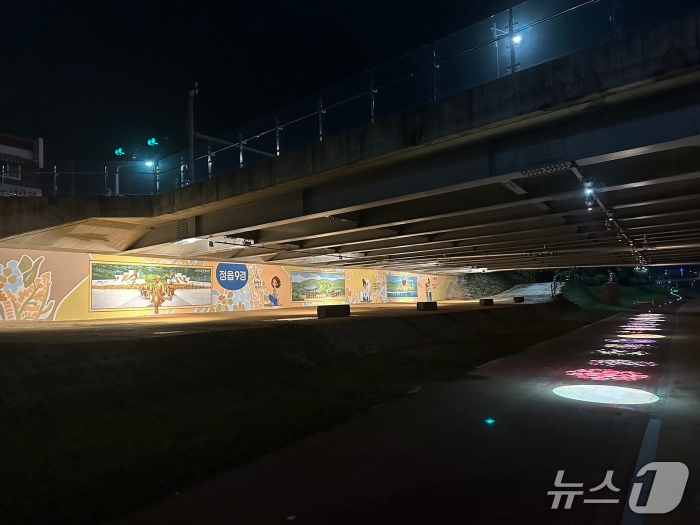 전북 정읍천 달하다리가 정읍 9경 벽화와 LED조명 설치로 새로운 문화공간으로 변모했다.(정읍시 제공. 재판매 및 DB금지)/뉴스1