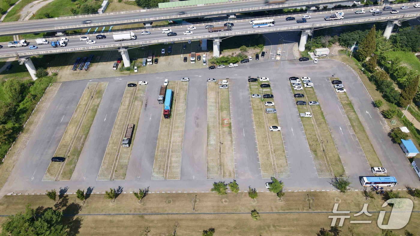 밀양시가 추석 연휴 기간 공영주차장 3곳을 무료 개방한다. 사진은 KTX 환승주차장 모습.(밀양시 제공. 재판매 및 DB금지)