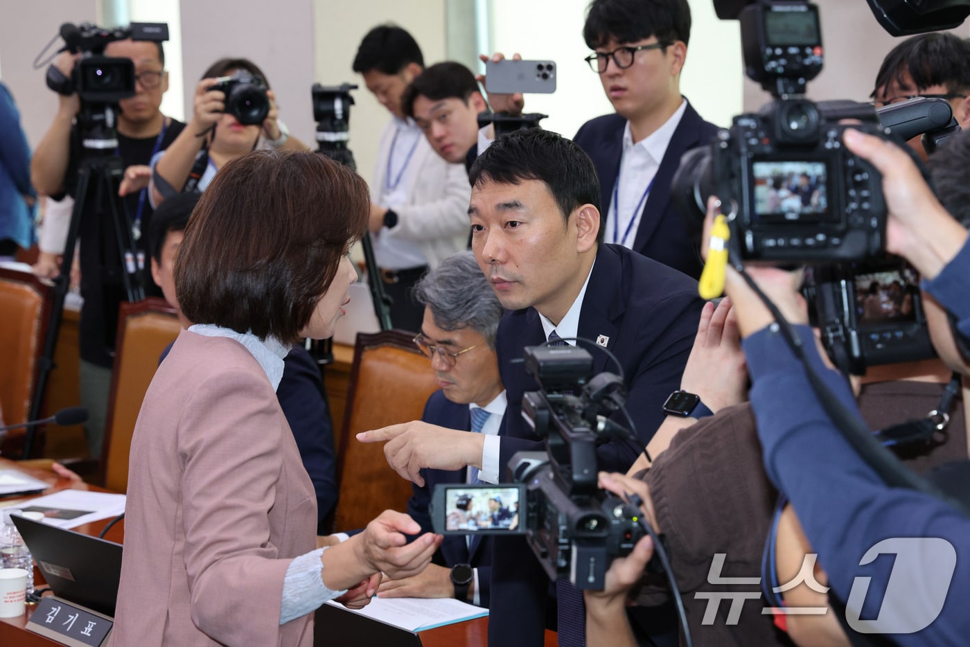22일 서울 여의도 국회 법제사법위원회에서 열린 검찰개혁 입법청문회에서 김용민 더불어민주당 간사와 나경원 의원이 대화하고 있다. 2025.9.22/뉴스1 ⓒ News1 신웅수 기자