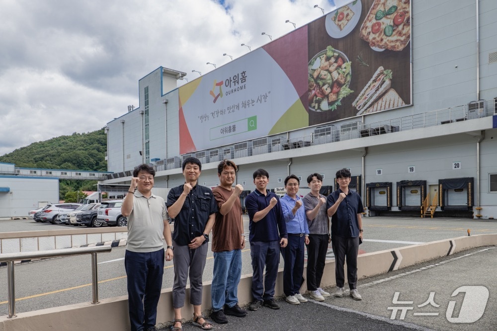왼쪽부터 최명인 엔콜에이아이 대표, 이상훈 중앙대 박사, 차형규 아워홈 계룡공장장, 윤정섭 책임, 임규암 팀장, 최현석 책임, 강병관 중앙대 박사. (중앙대 제공)