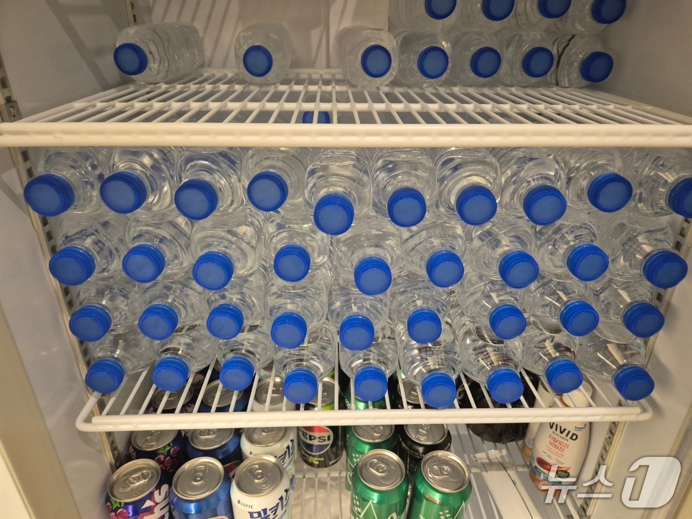 정수 대신 제공하기 위해 냉장고에 채워둔 생수.&#40;뉴스1 DB&#41;