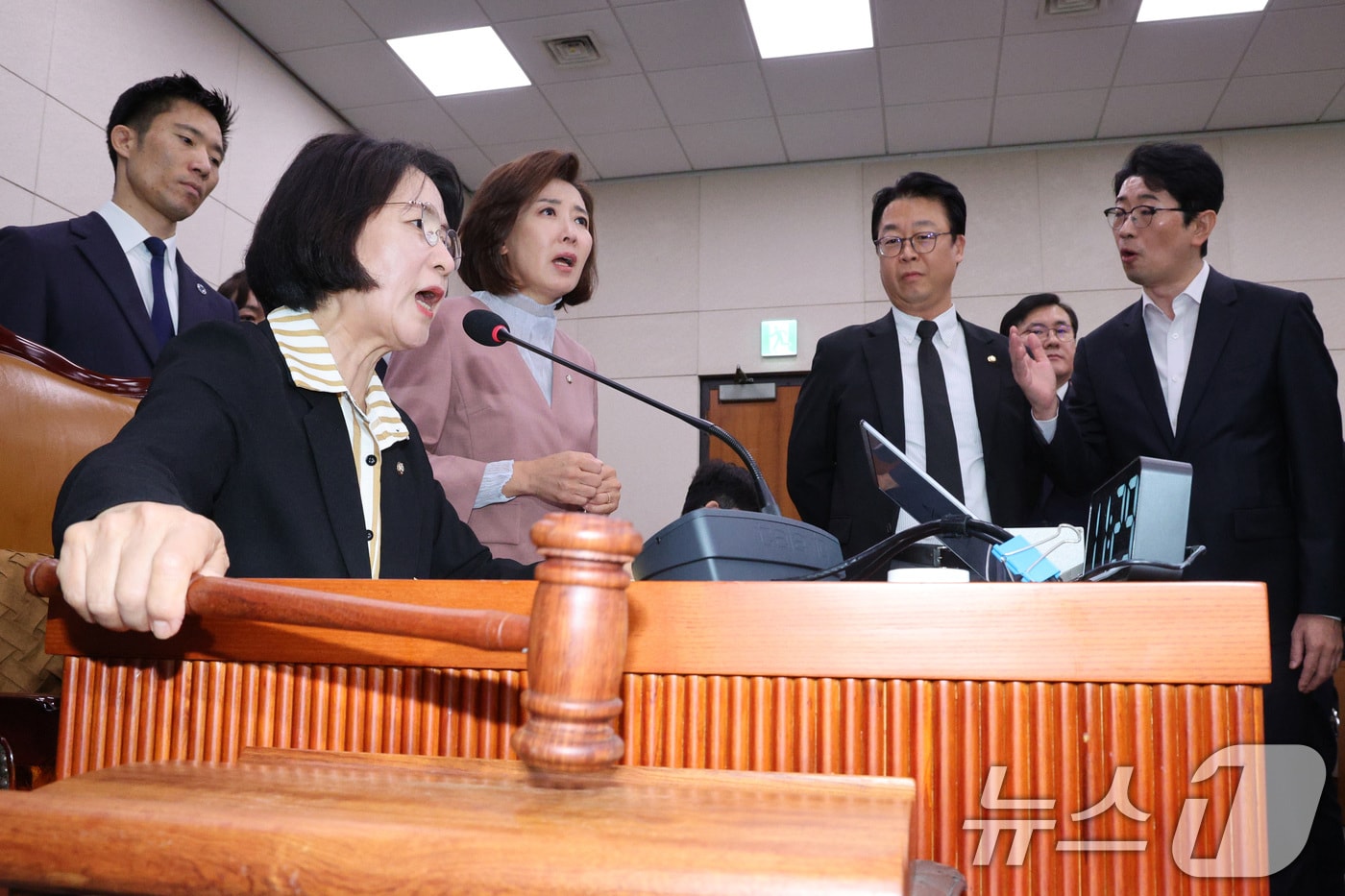 2025년 9월 22일 서울 여의도 국회 법제사법위원회에서 열린 검찰개혁 입법청문회에서 국민의힘 주진우(오른쪽부터), 곽규택, 나경원 의원이 퇴장 명령을 한 추미애 위원장에게 항의하고 있다. 2025.9.22 ⓒ 뉴스1 신웅수 기자