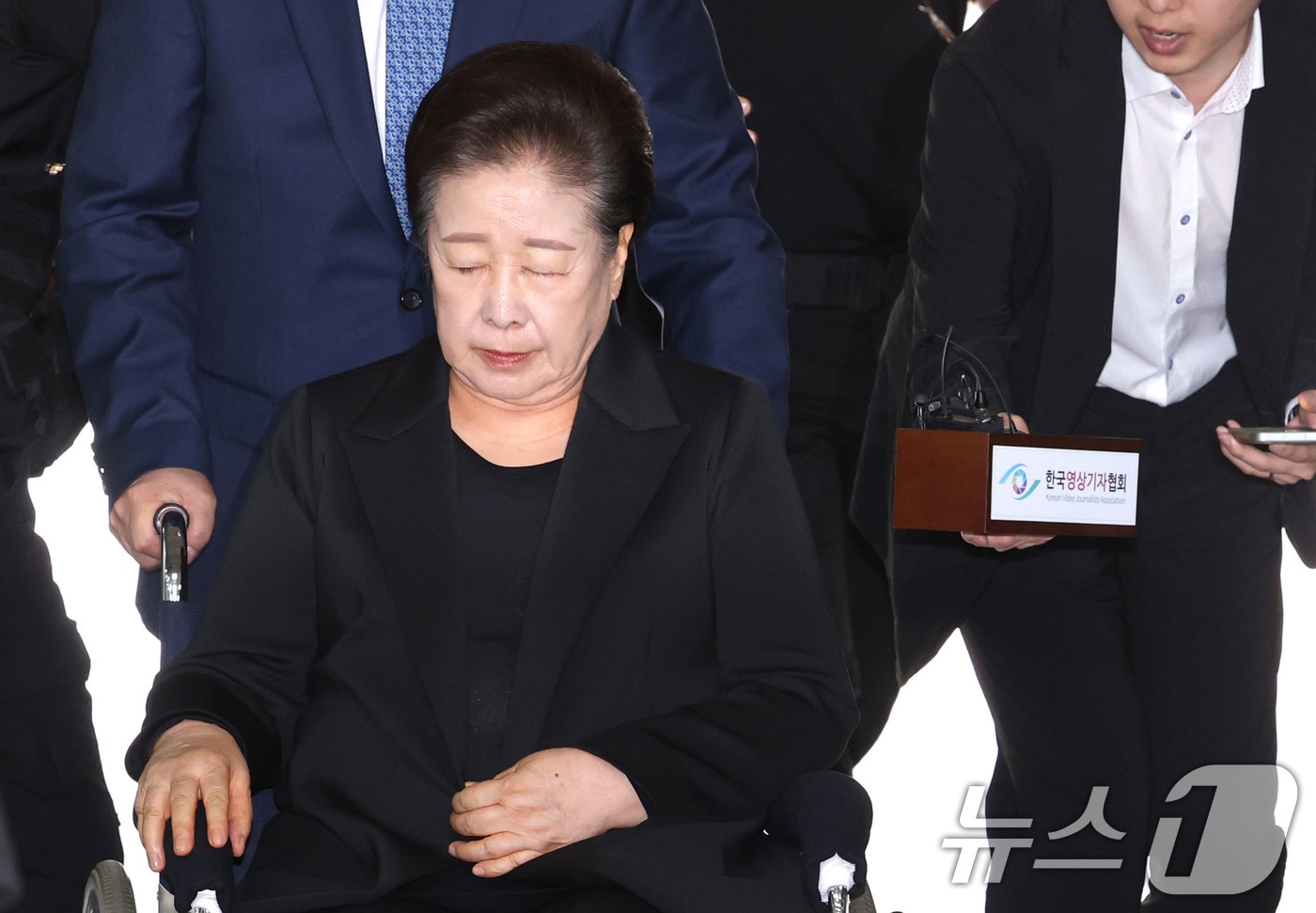 권성동 국민의힘 의원 등에게 금품을 전달하고 이권을 청탁한 혐의를 받는 한학자 통일교 총재가 22일 오후 서울 서초구 서울중앙지방법원에서 열린 구속 전 피의자심문(영장실질심사)에 출석하고 있다. 김건희 특검팀은 지난 18일 정치자금법 위반, 청탁금지법 위반, 증거인멸교사, 업무상 횡령 등 4가지 혐의로 한 총재의 구속영장을 청구했다. 2025.9.22/뉴스1 ⓒ News1 이광호 기자