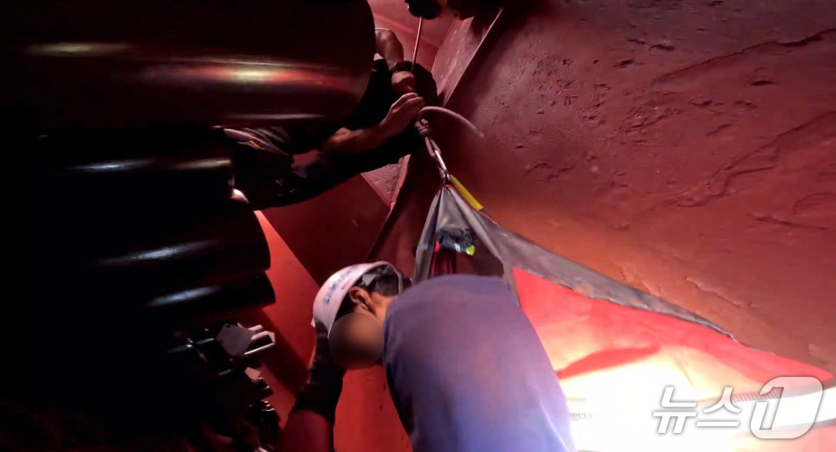 22일 오전 9시 10분께 울산본항 염포부두에 정박 중이던 라이베리아 국적 벌크선에서 작업자(50대)가 추락하는 사고가 발생했다.(울산해경 제공. 재판매 및 DB금지)/뉴스1