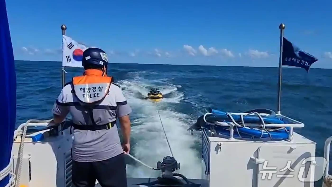 지난 주말 발생한 레저 표류자 구조하는 속초해경.(속초해경 제공, 재판매 및 DB 금지) 2025.9.22/뉴스1