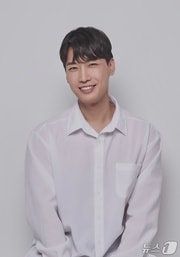 29회 제천박달가요제에서 대상을 받은 권웅 씨.(제천시 제공. 재판매 및 DB금지)/뉴스1 