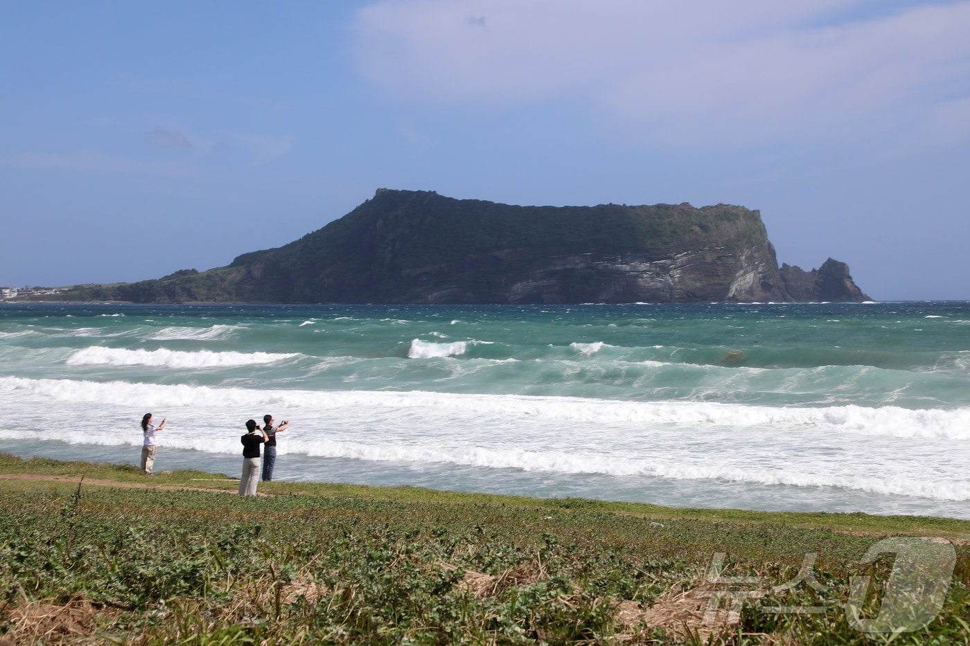 22일 오전 제주 서귀포시 성산읍 신양해수욕장에서 관광객들이 시원한 가을 바람을 느끼고 있다. 2025.9.22/뉴스1 ⓒ News1 오미란 기자