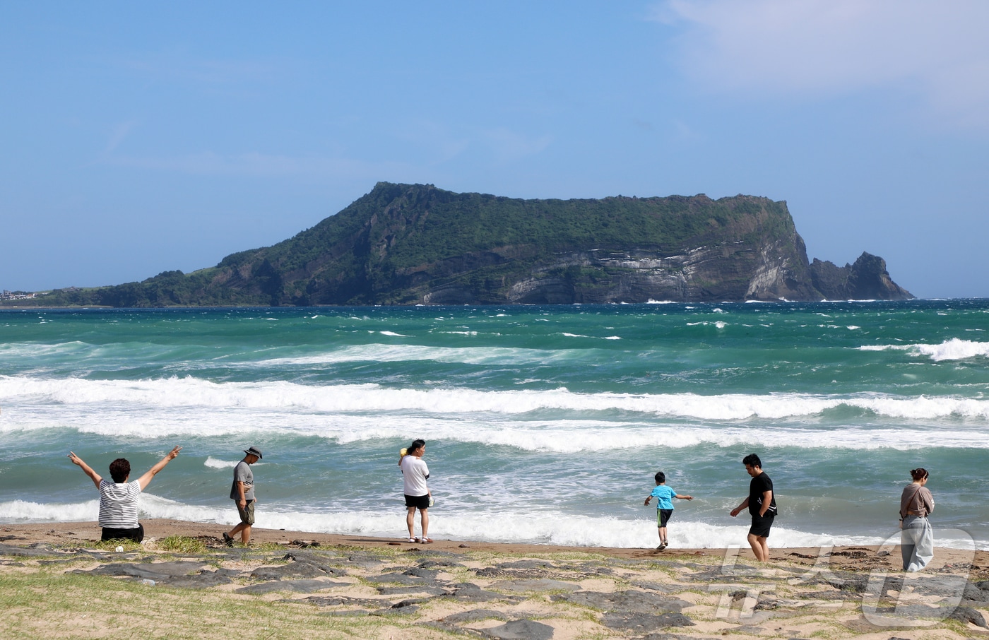 22일 오전 제주 서귀포시 성산읍 신양해수욕장에서 관광객들이 가을 바람을 느끼고 있다. 2025.9.22/뉴스1 ⓒ News1 오미란 기자